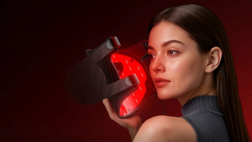 Terapia a luce rossa per il viso: come funziona e cosa sapere sulle maschere LED