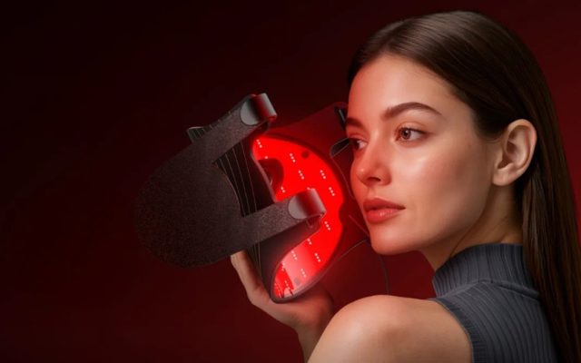 Terapia a luce rossa per il viso: come funziona e cosa sapere sulle maschere LED